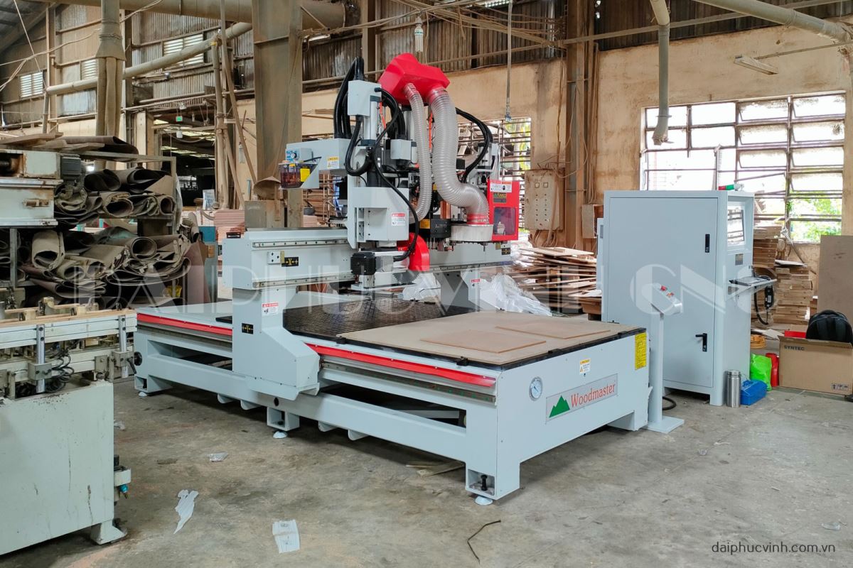 MÁY CNC TRUNG TÂM 2.5D FULL OPTION ( Phay Router - khoan 5 mặt + cưa xoay đa hướng ) 7782