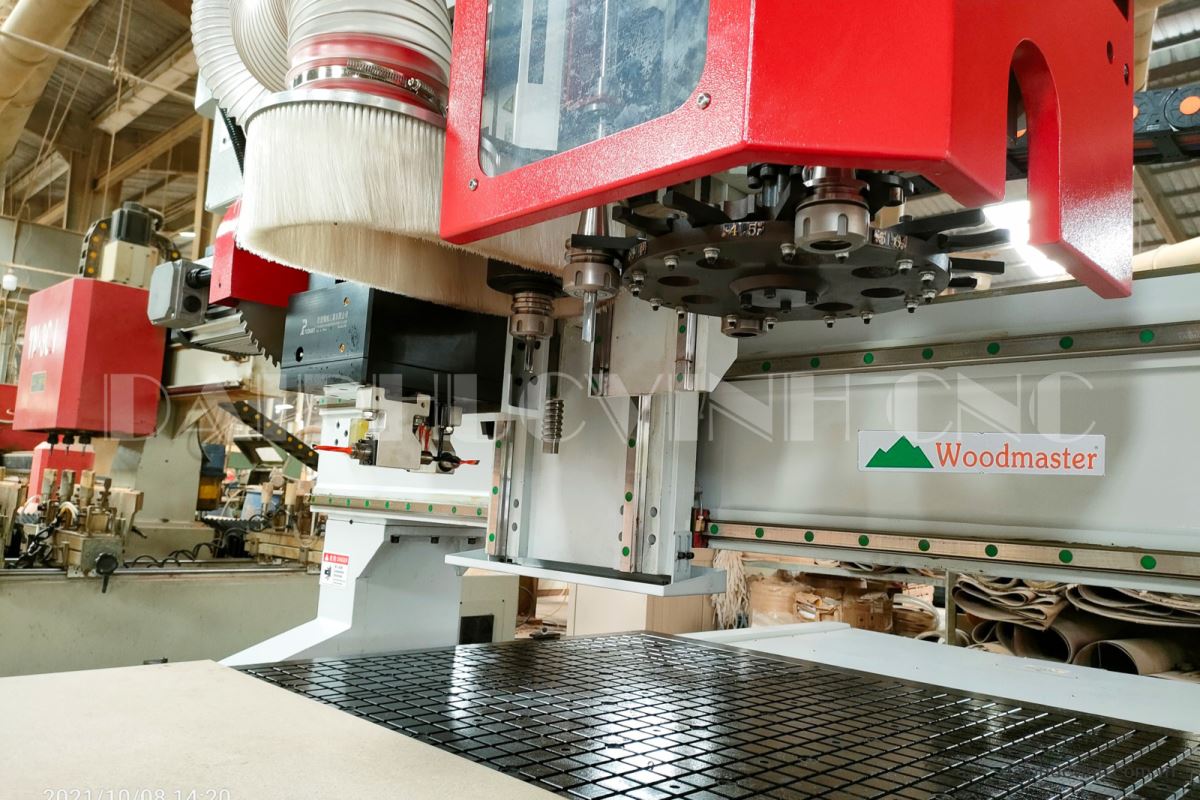 MÁY CNC TRUNG TÂM 2.5D FULL OPTION ( Phay Router - khoan 5 mặt + cưa xoay đa hướng ) 7774