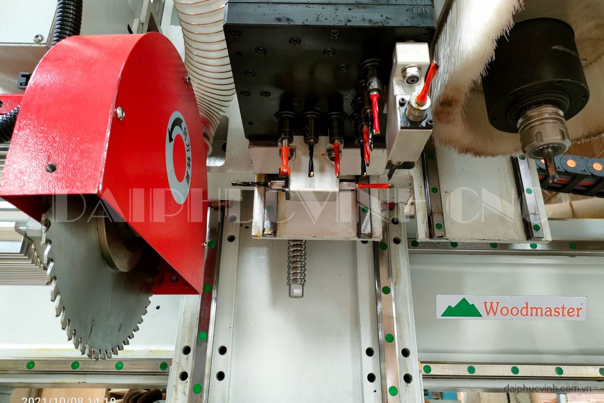MÁY CNC TRUNG TÂM 2.5D FULL OPTION ( Phay Router - khoan 5 mặt + cưa xoay đa hướng ) 7775