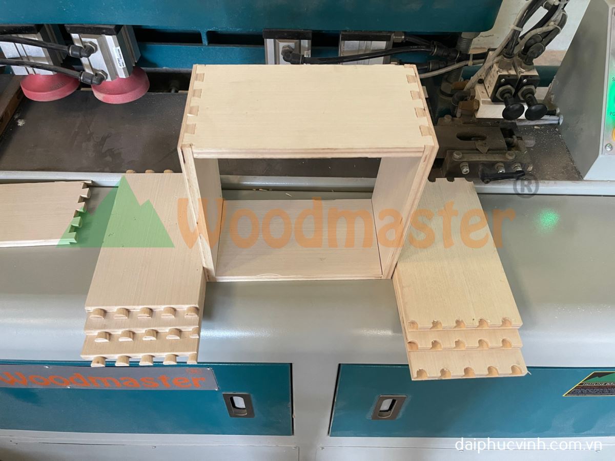 Máy làm mộng mang cá cnc 8812