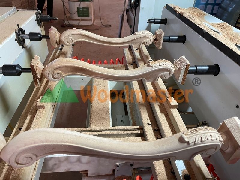 MÁY PHAY CNC 4 TRỤC 16 DAO KẸP XOAY 360 ĐỘ GIA CÔNG CHÂN BÀN GHẾ 8733