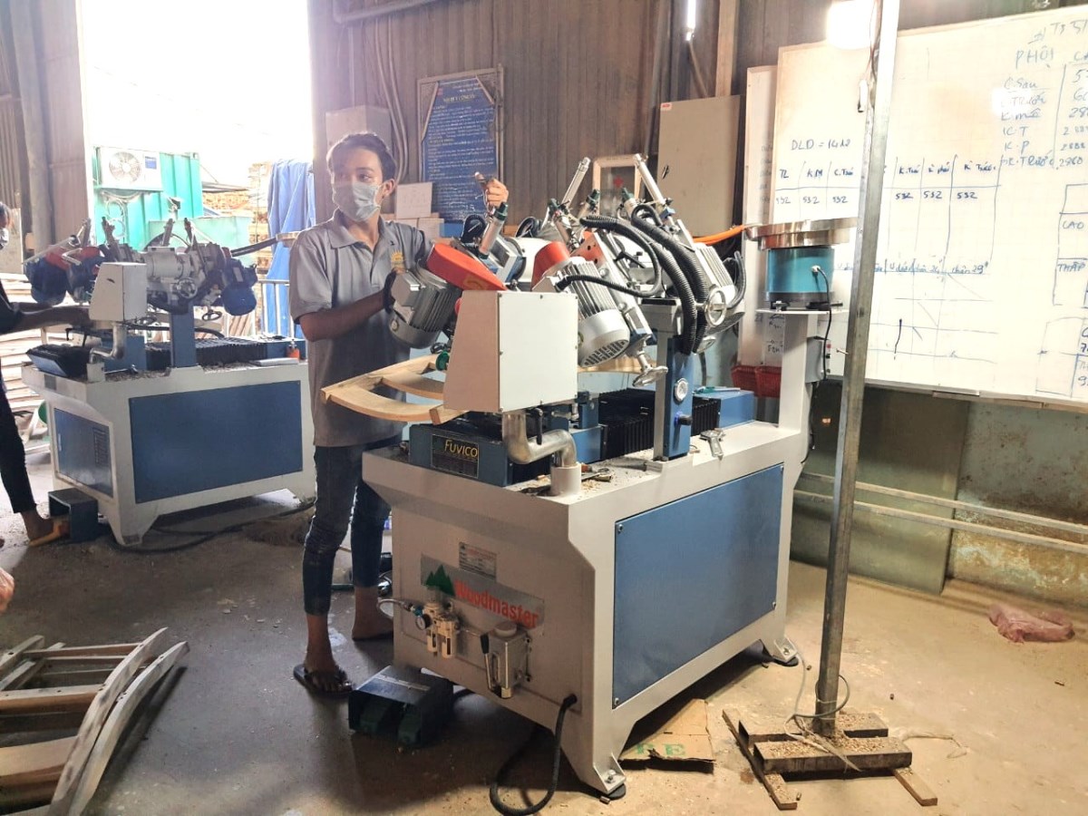 Máy khoan cấy ốc lưng tựa ghế CNC 5611