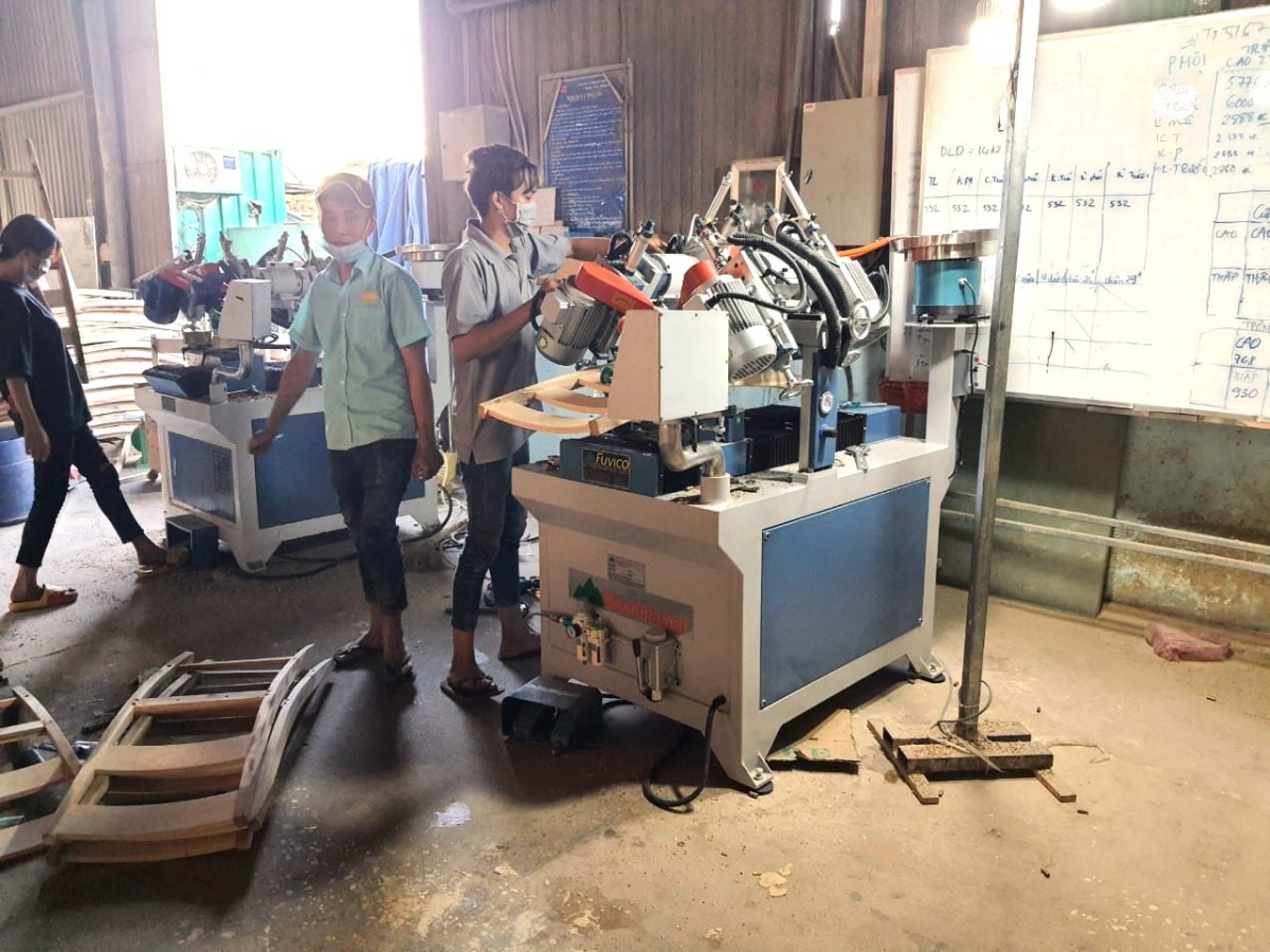 Máy khoan cấy ốc lưng tựa ghế CNC 5612