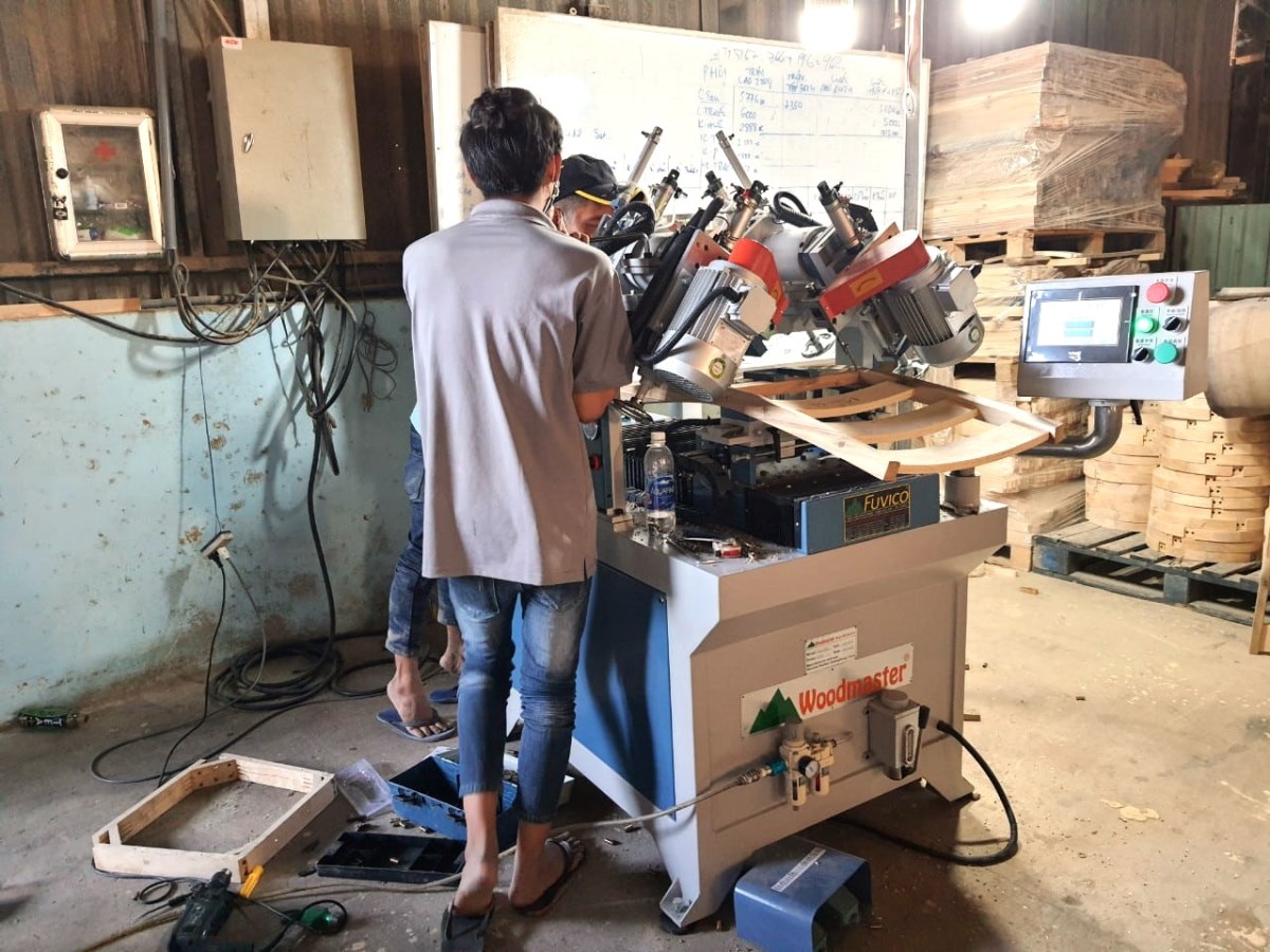 Máy khoan cấy ốc lưng tựa ghế CNC 5613