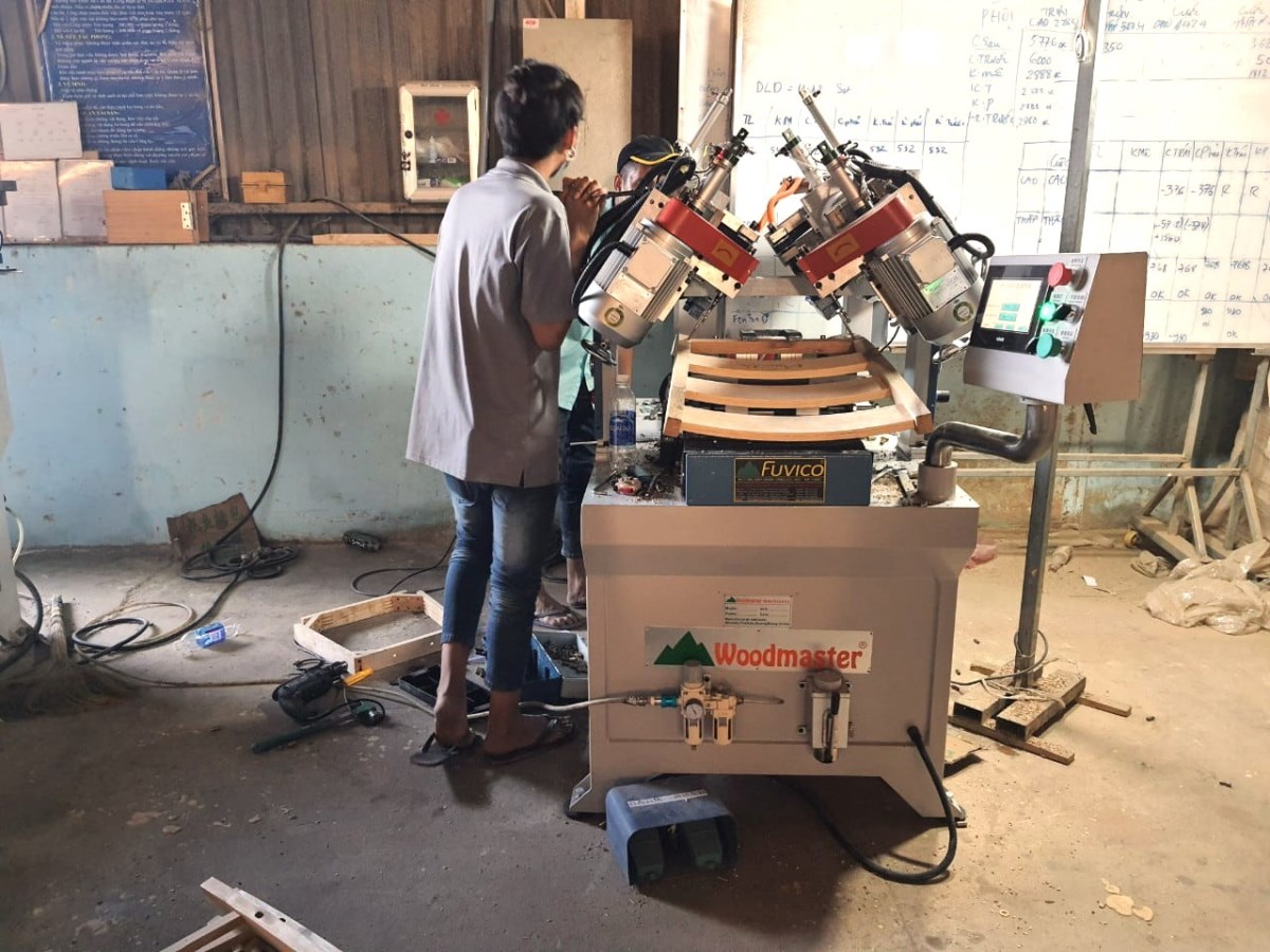 Máy khoan cấy ốc lưng tựa ghế CNC 5614