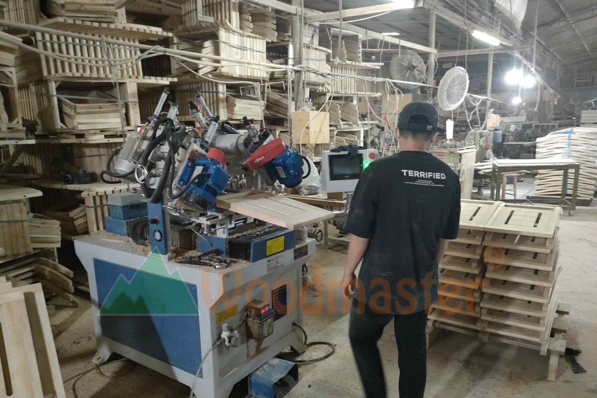 Máy khoan cấy ốc lưng tựa ghế CNC 5946