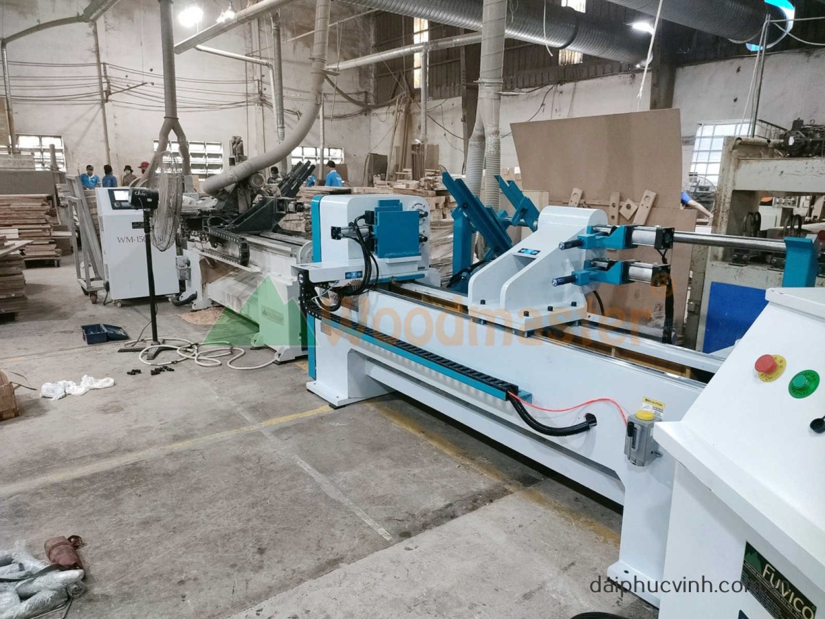 Máy tiện gỗ CNC 2 trục nạp phôi làm việc đồng thời WM-1500A2 6208