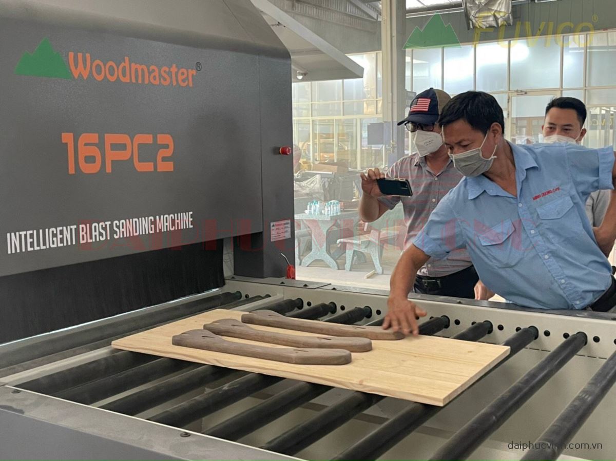 MÁY PHUN CÁT CHÀ NHÁM SƠN LÓT WOODMASTER (2 trục nhám chổi) 8122
