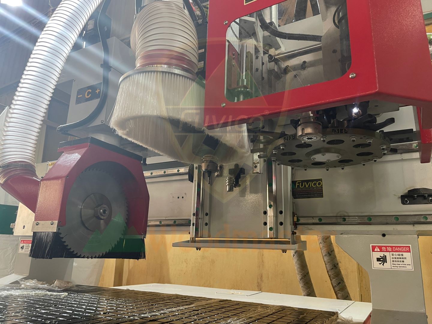 MÁY PHAY CNC TRUNG TÂM + TRỤC CƯA XOAY 5 TRỤC 11066