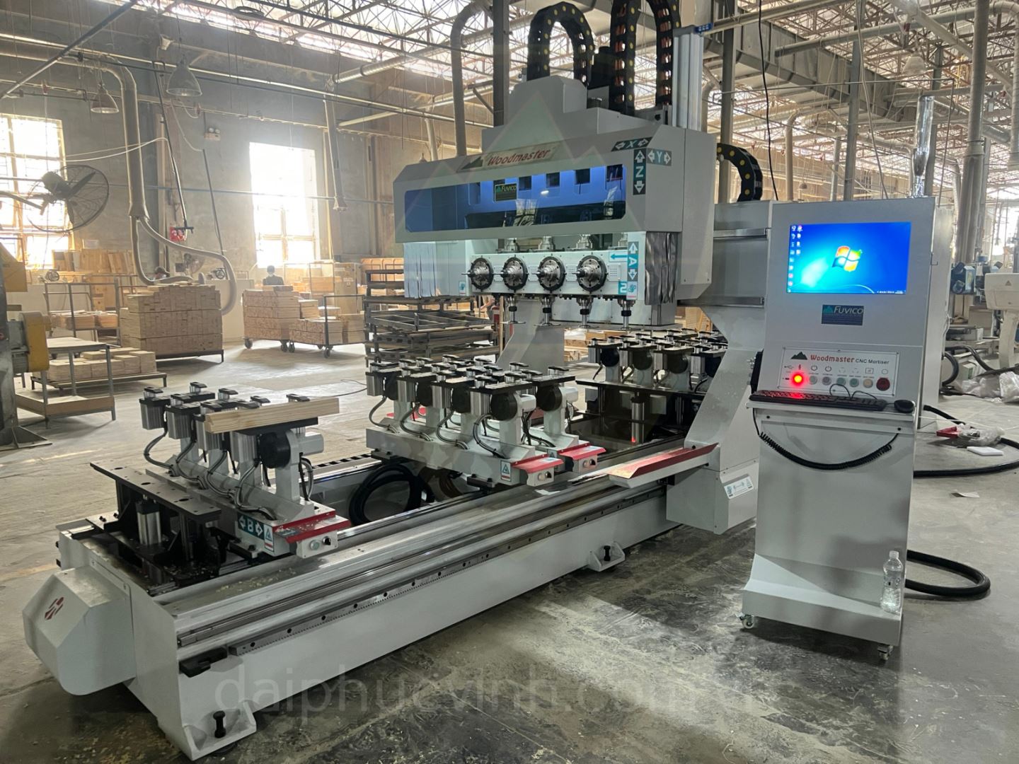 MÁY PHAY CNC 4 TRỤC 16 DAO KẸP XOAY 180 ĐỘ làm mộng âm dương bàn 6 mét 11340