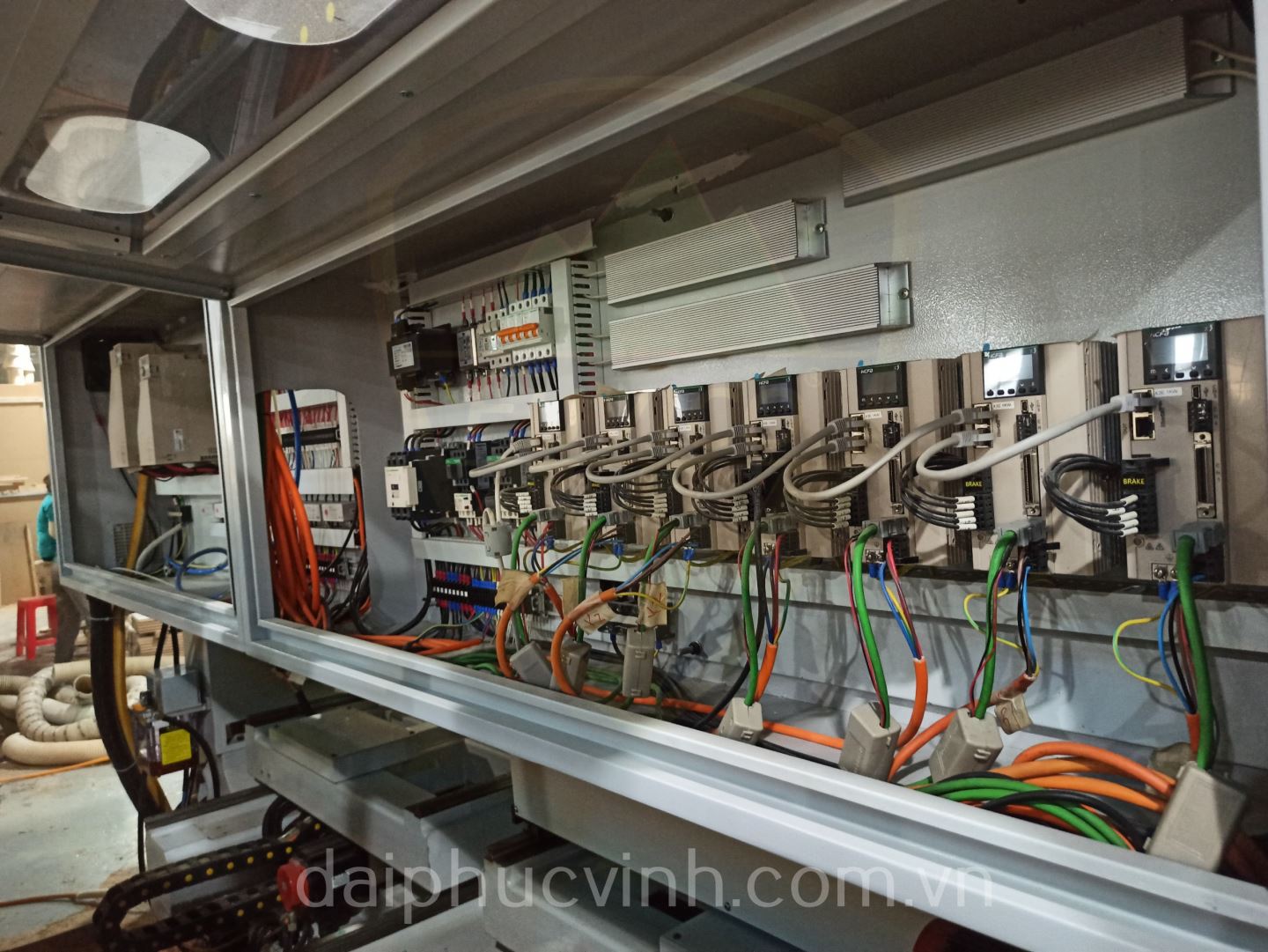 MÁY PHAY CNC 4 TRỤC 16 DAO 2 BÀN KẸP PHÔI XOAY 360 ĐỘ 11226